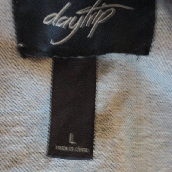 New The Buckle Daytrip Denim Jacket & Vocal Graphic Top L/XL - Picture 7 of 15